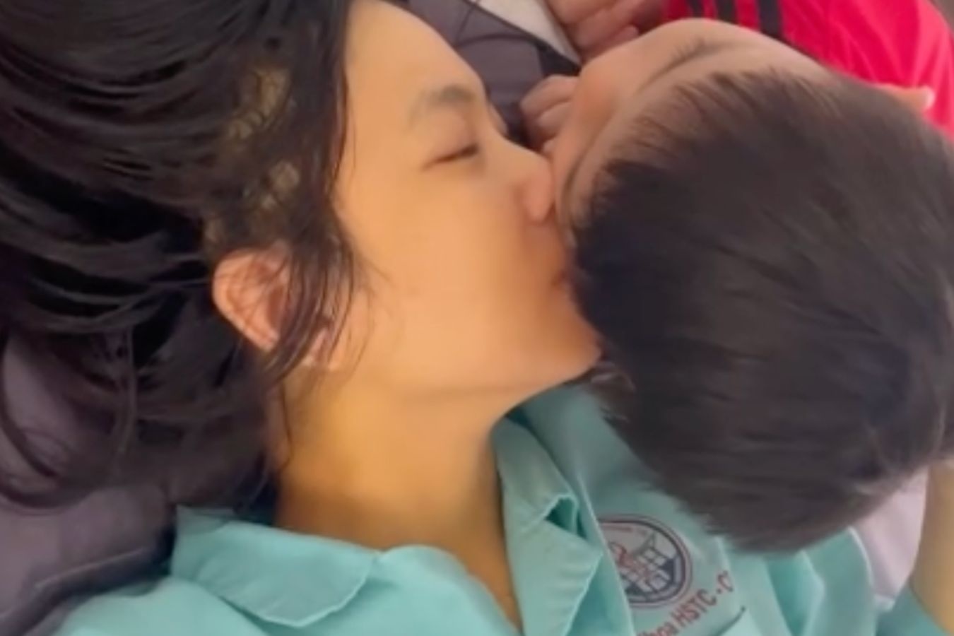 Xuc dong khoanh khac me benh nang hon ma tu biet con trai nho hinh anh