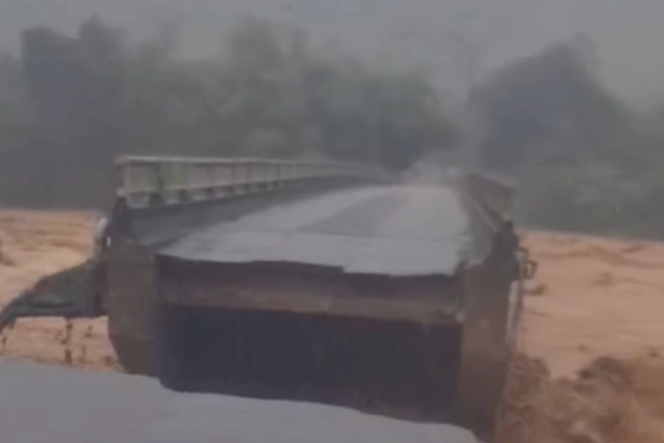 Can canh cay cau o Hue bi lu du cuon sap hinh anh