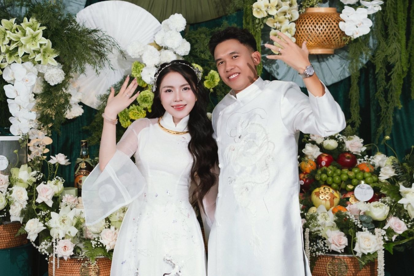 tiền vệ Minh Khoa cưới ảnh 3 tien ve Minh Khoa cuoi anh 3