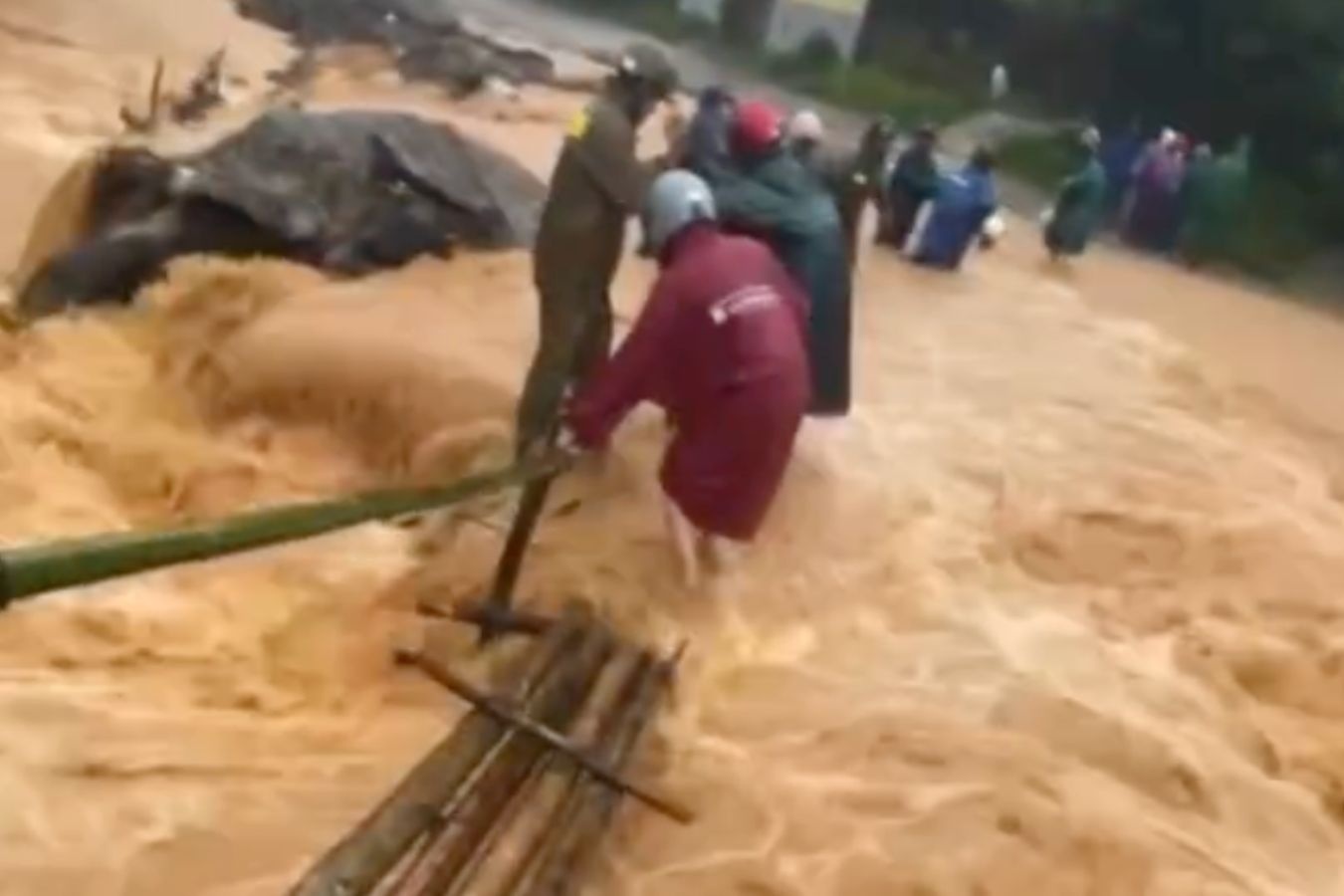 Canh nuoc lu cuon xiet nhu thac o Quang Tri hinh anh