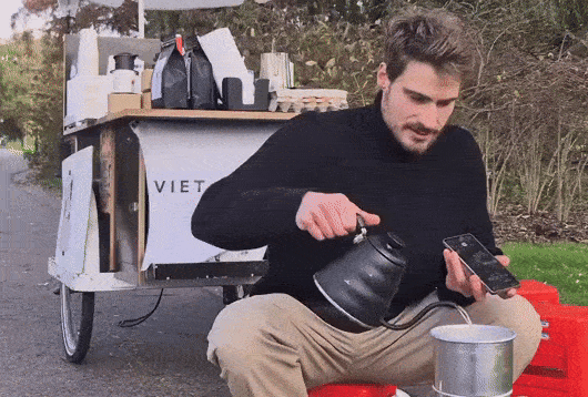 Anh Tây ngồi ghế nhựa, bán cà phê phin pha trên vỉa hè giữa trời Âu