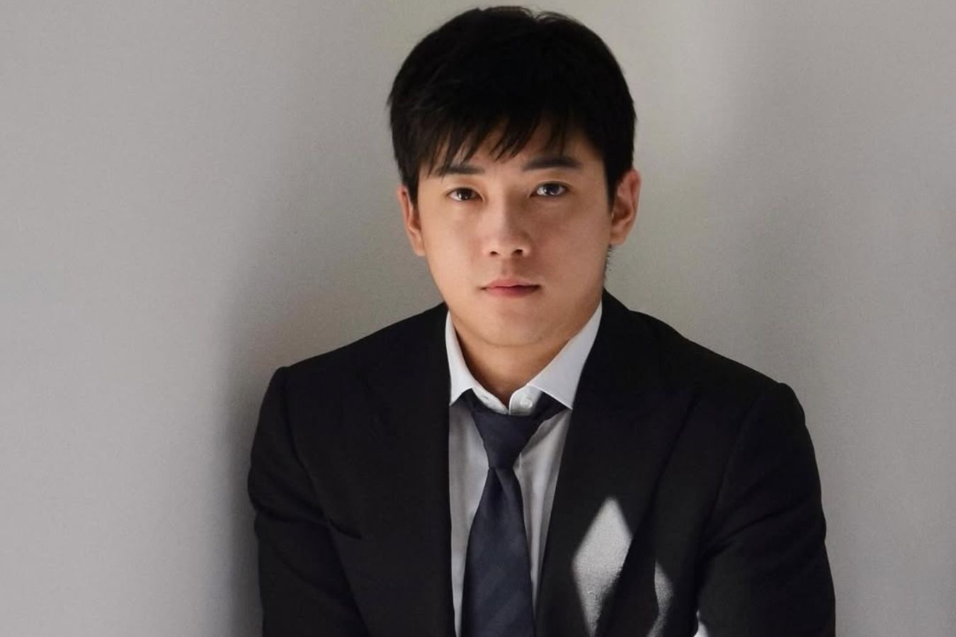 Trai dep Chris Khoa 'bien mat' 7 nam tai xuat voi thong bao gay soc hinh anh