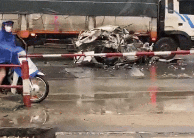 Tai xe lom com bo ra tu chiec oto bi tong nat bet gay kinh ngac hinh anh