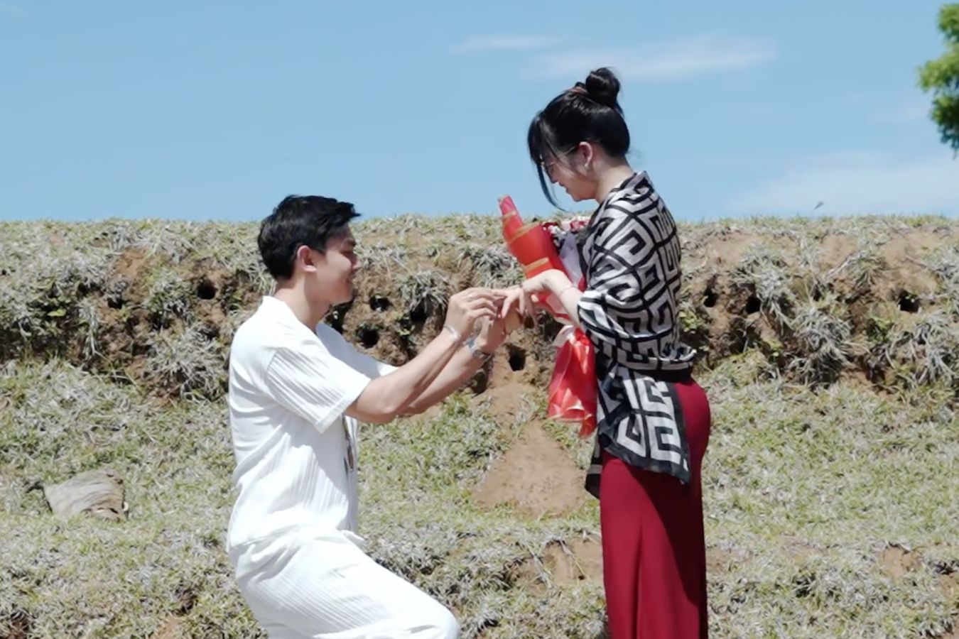 Khoanh khac chang trai Hung Yen cau hon ban gai o Bali hinh anh