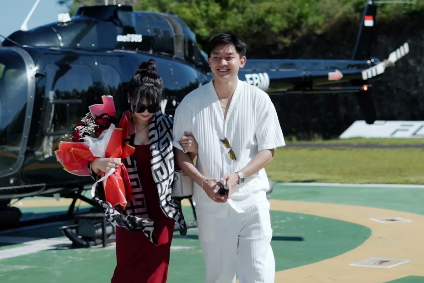 10 nam la ban, 3 nam yeu den cau hon bat ngo tren truc thang o Bali hinh anh