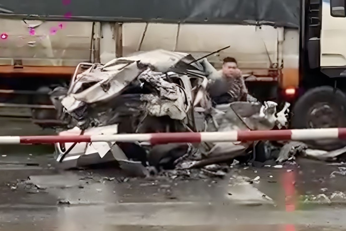 Tai xe tu chui ra khoi chiec oto bi tong nat bet gay soc hinh anh