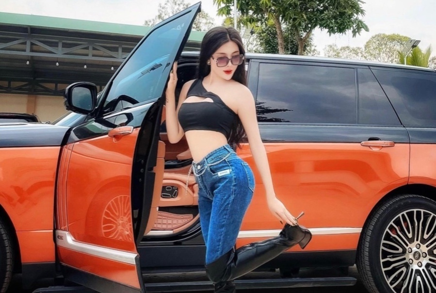 'Phu ba Can Tho' Ngan Collagen khoe co ngoi moi hoanh trang giua on ao hinh anh