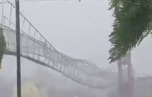 Can canh cau treo rung lac kinh hoang vi bao Fung-Wong o Philippines hinh anh