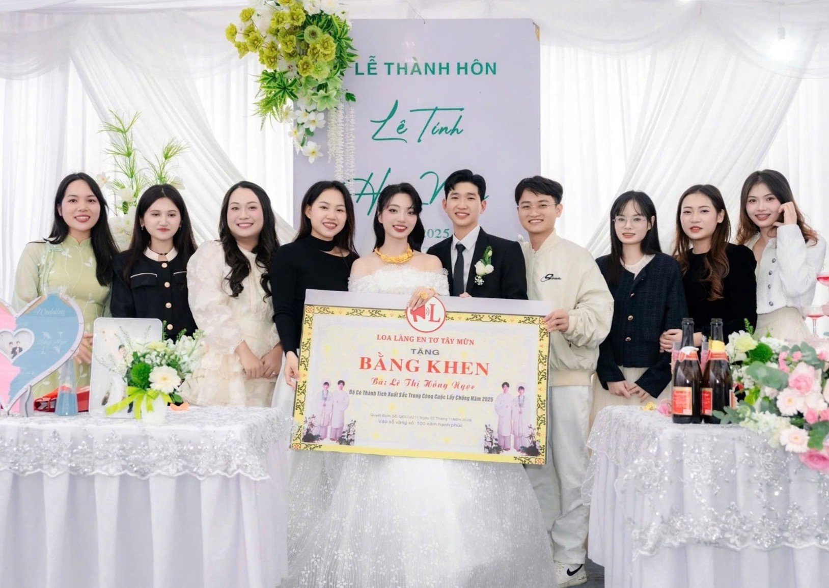 Nhom ban than tang co dau 1 cay vang va 'bang khen lay chong' hinh anh