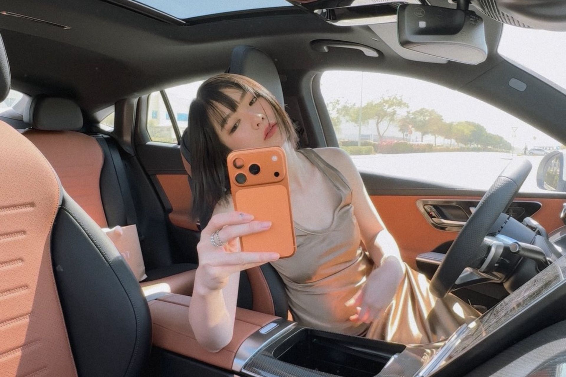 Co gai Viet lam viec o hang bay xa xi bac nhat, dat chan 101 quoc gia hinh anh