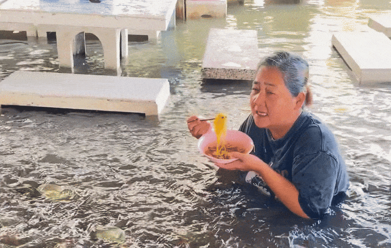 Nha hang Thai gay sot vi canh khach vua an vua chim trong nuoc lu nau hinh anh