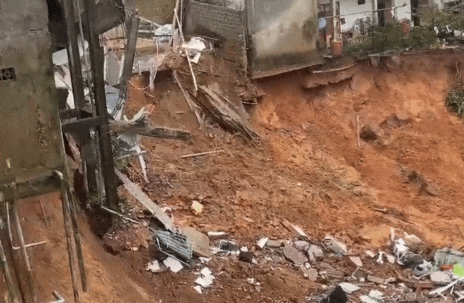 Sat lo an den mong nha, 11 ho o Quang Tri buoc phai roi di khan cap hinh anh