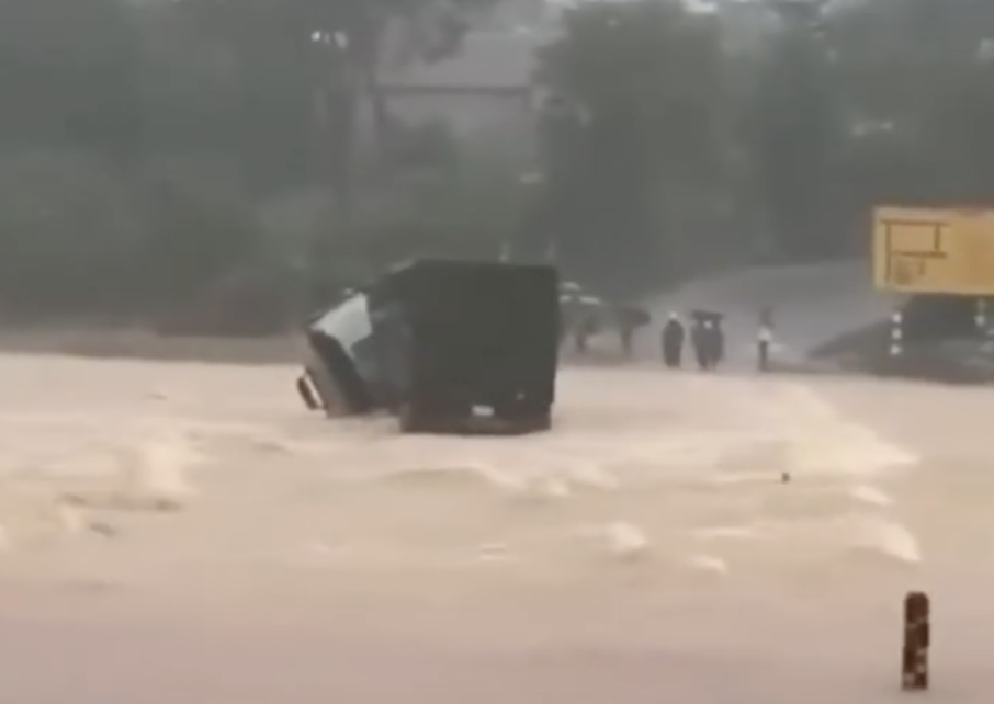 Tai xe tu y vuot ngam giua lu xiet o Quang Tri hinh anh