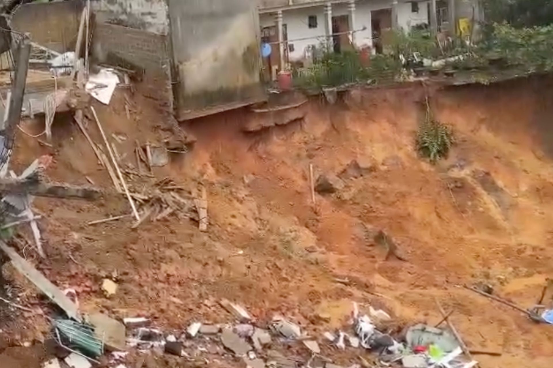 Sat lo bat ngo cuon sap nha dan o Quang Tri hinh anh