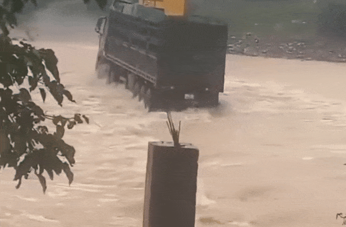 Co vuot ngam tran, tai xe, xe dau keo bi lu cuon troi o Quang Tri hinh anh