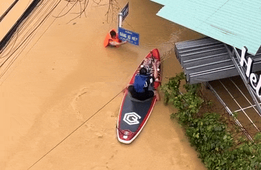 Cheo sup lao ra cuu nguoi choi voi giua lu sau 3 m o Nha Trang hinh anh