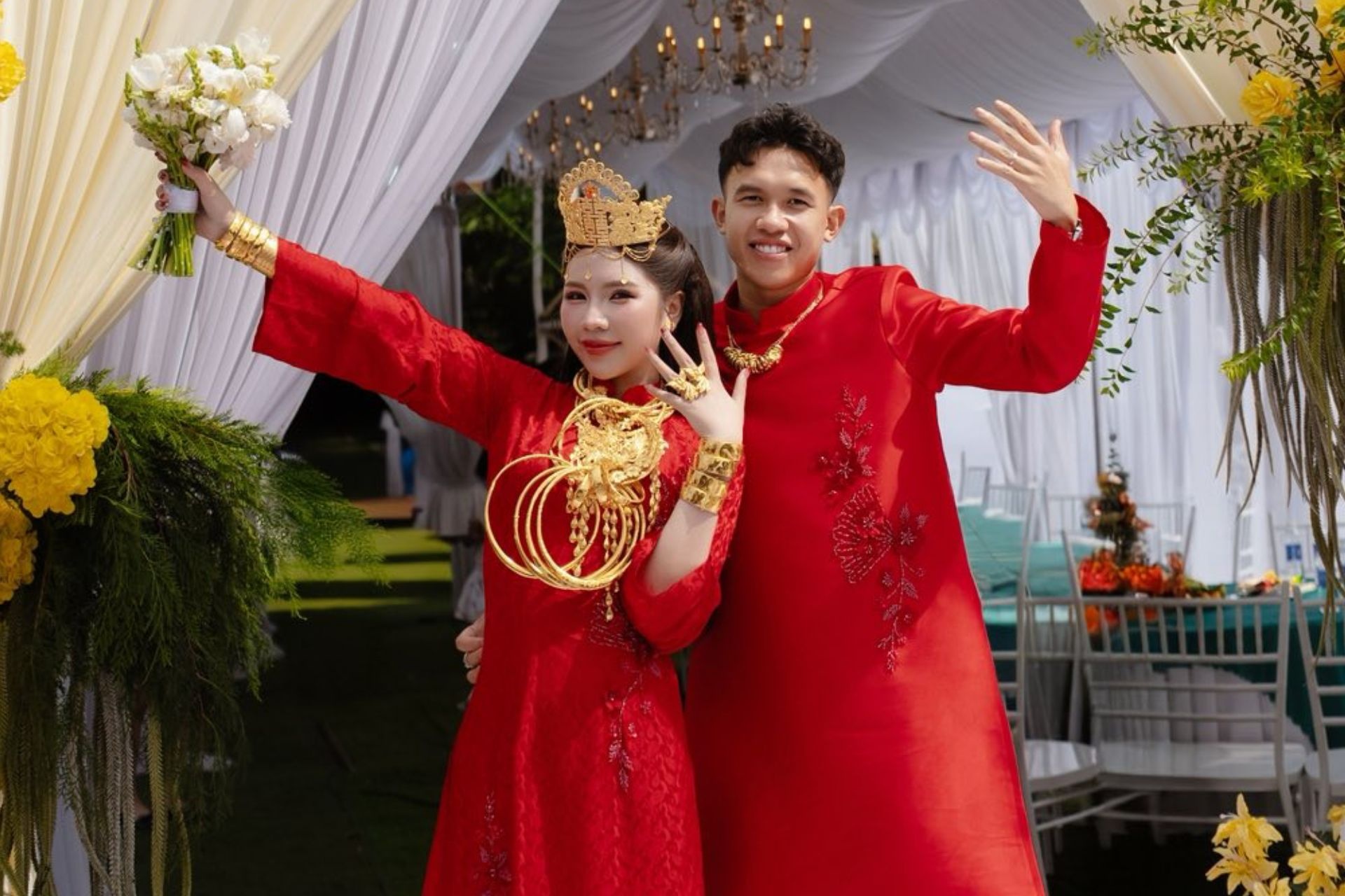 Cuoi co chu tiem vang, tien ve tuyen Viet Nam nhan qua 'co 1 khong 2' hinh anh