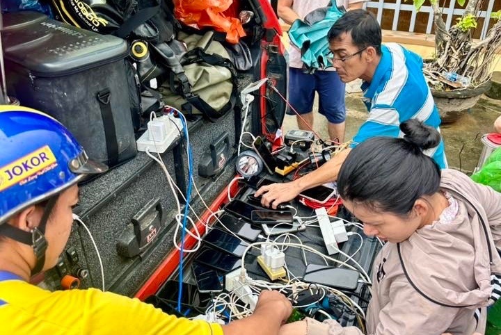 Oto cuu tro tu TP.HCM thanh tram sac da chien giua lu o Nha Trang hinh anh