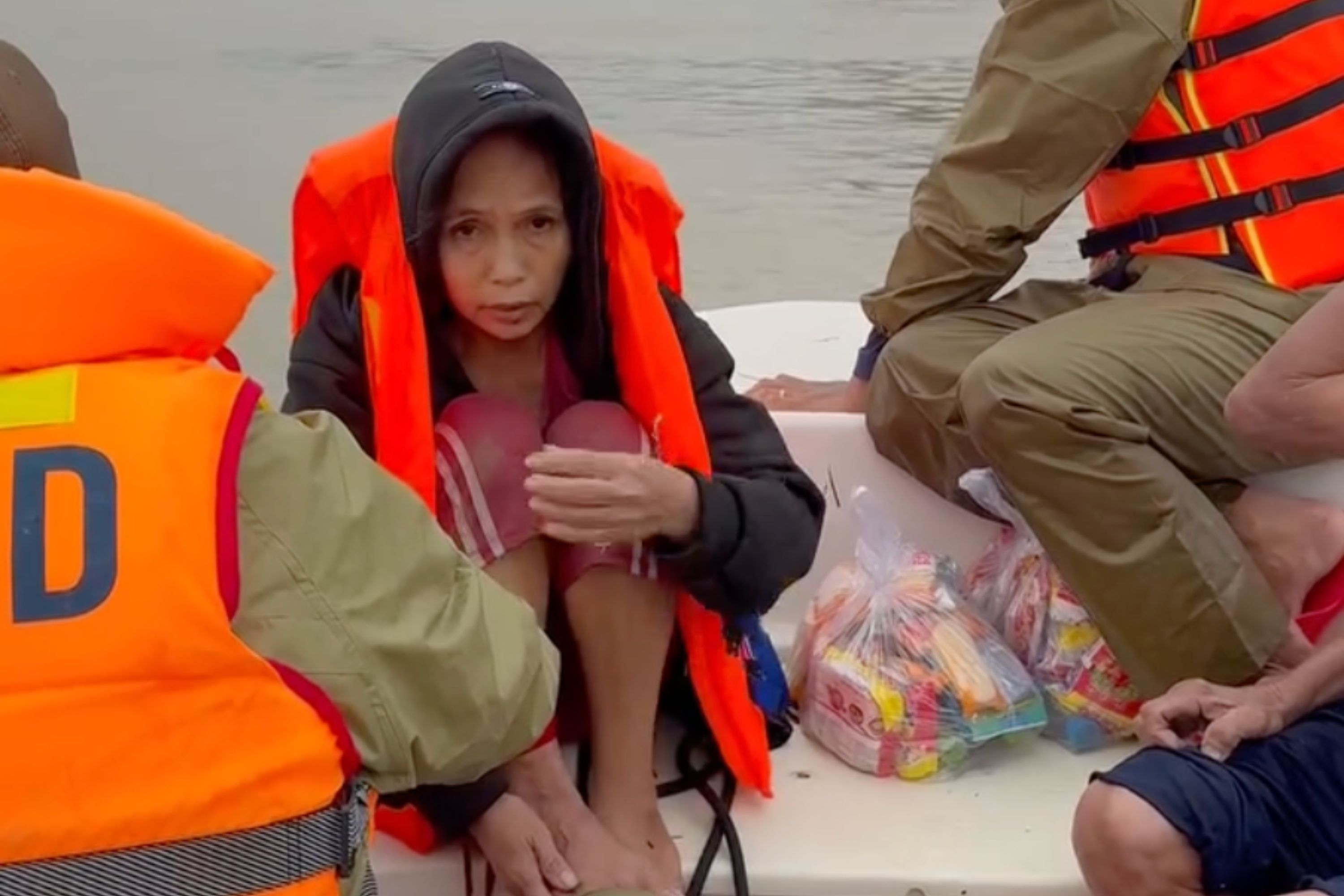 Chien si cong an cong nguoi bi ran can toi tram y te giua lu du hinh anh