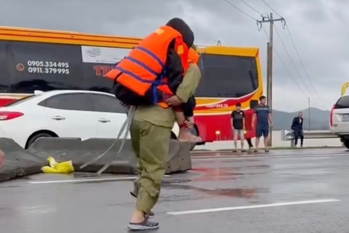 Chien si cong an cuu song nguoi phu nu bi ran can giua lu du hinh anh
