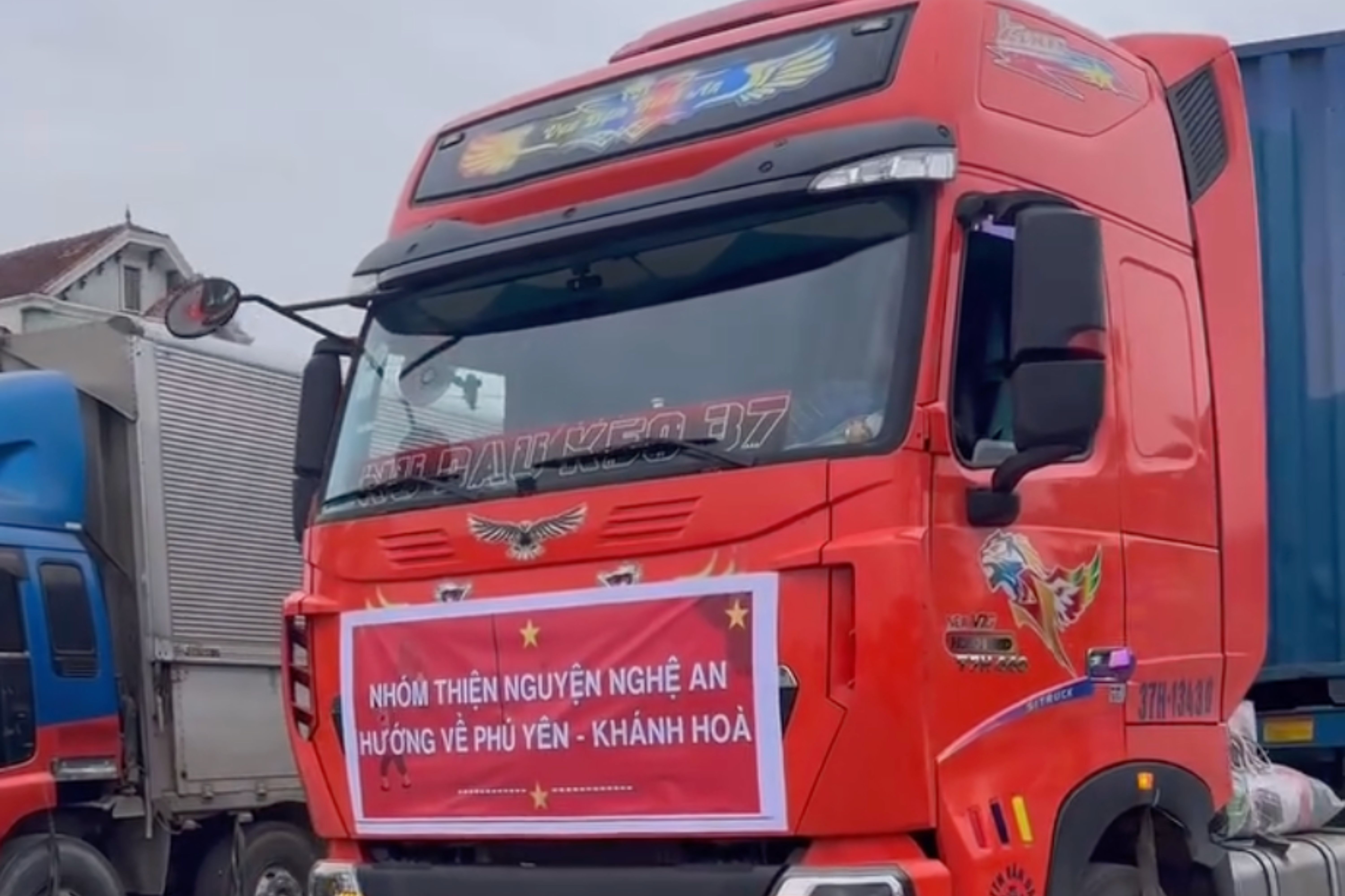 Nu tai xe lai xe tai 50 tan vuot 500 km ho tro ba con o 'ron lu' hinh anh