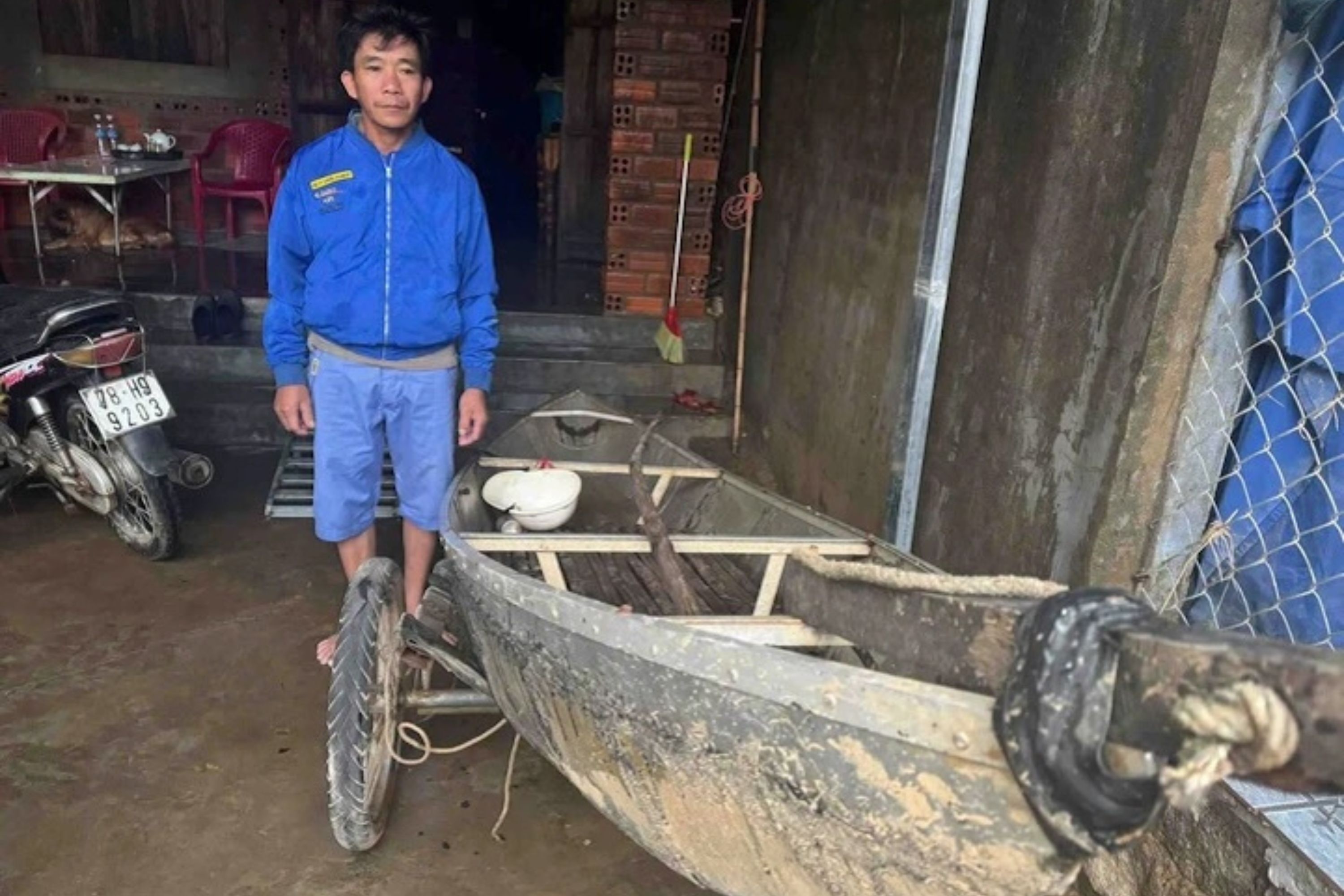 Nguoi hung tham lang cuu 40 nguoi trong mua lu lich su o Dak Lak hinh anh