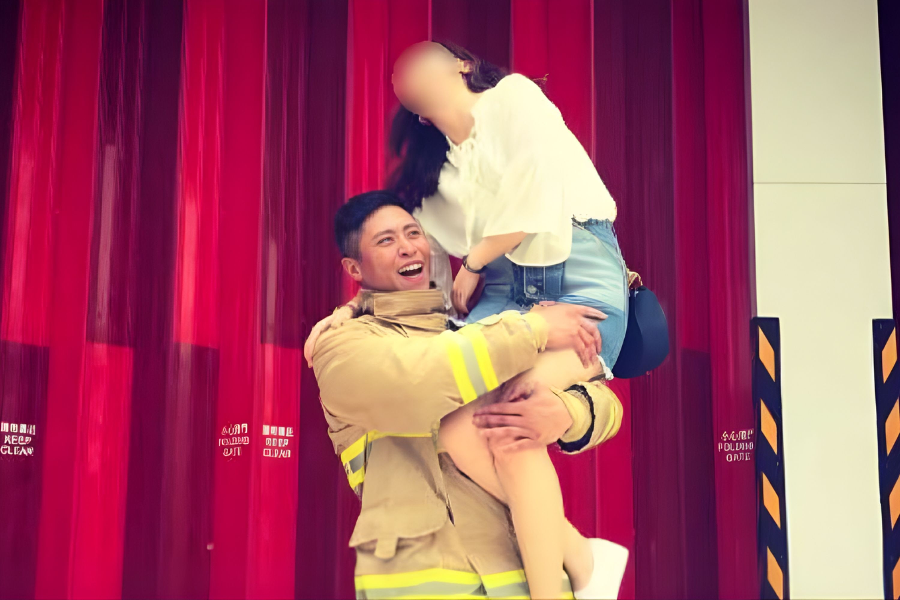 Dam cuoi dang do cua linh cuu hoa hy sinh trong vu chay o Hong Kong hinh anh