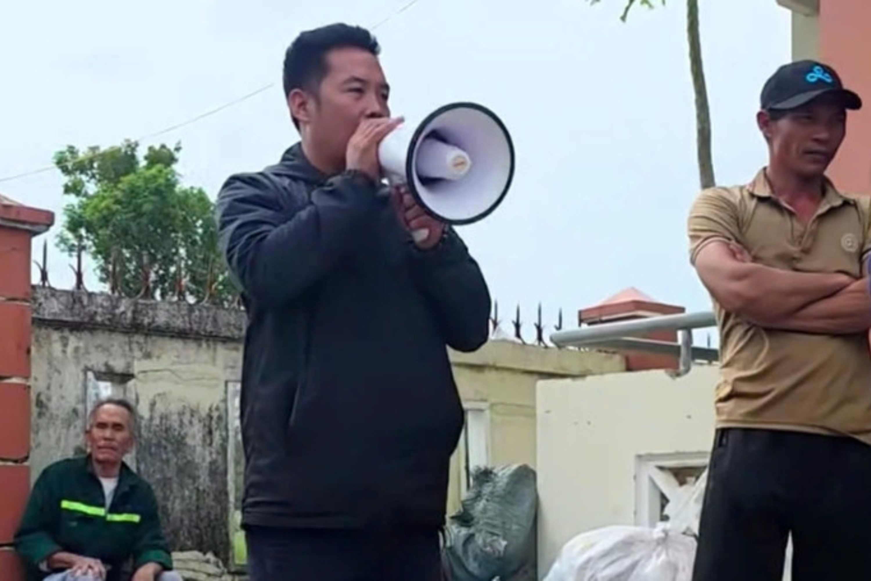 Truong thon chan dat phat qua, nho ten 3.000 dan khong can giay hinh anh