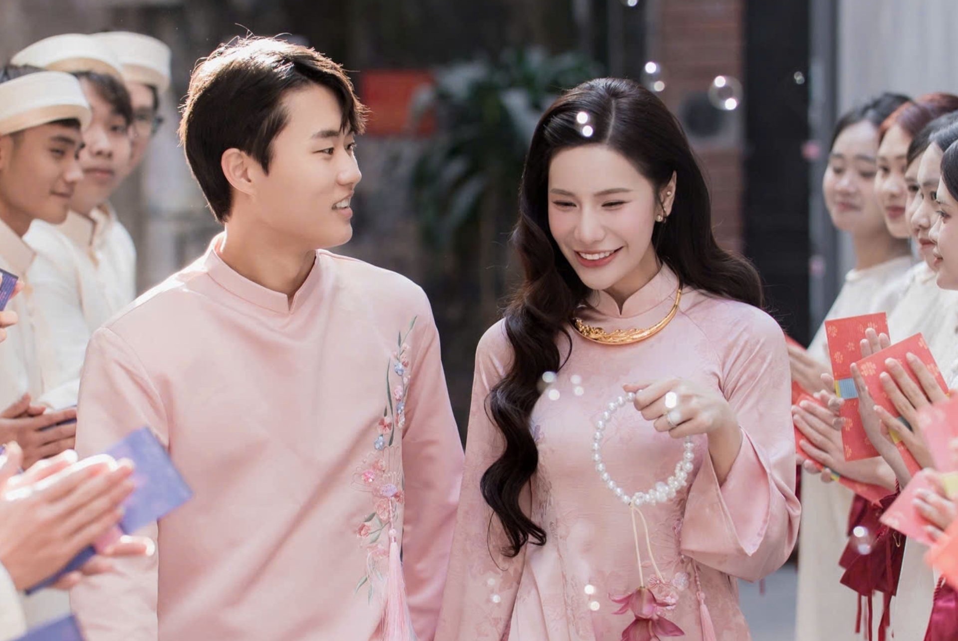 Chang canh sat Han Quoc mac ao dai, ngoi xich lo toi ruoc co dau Viet hinh anh