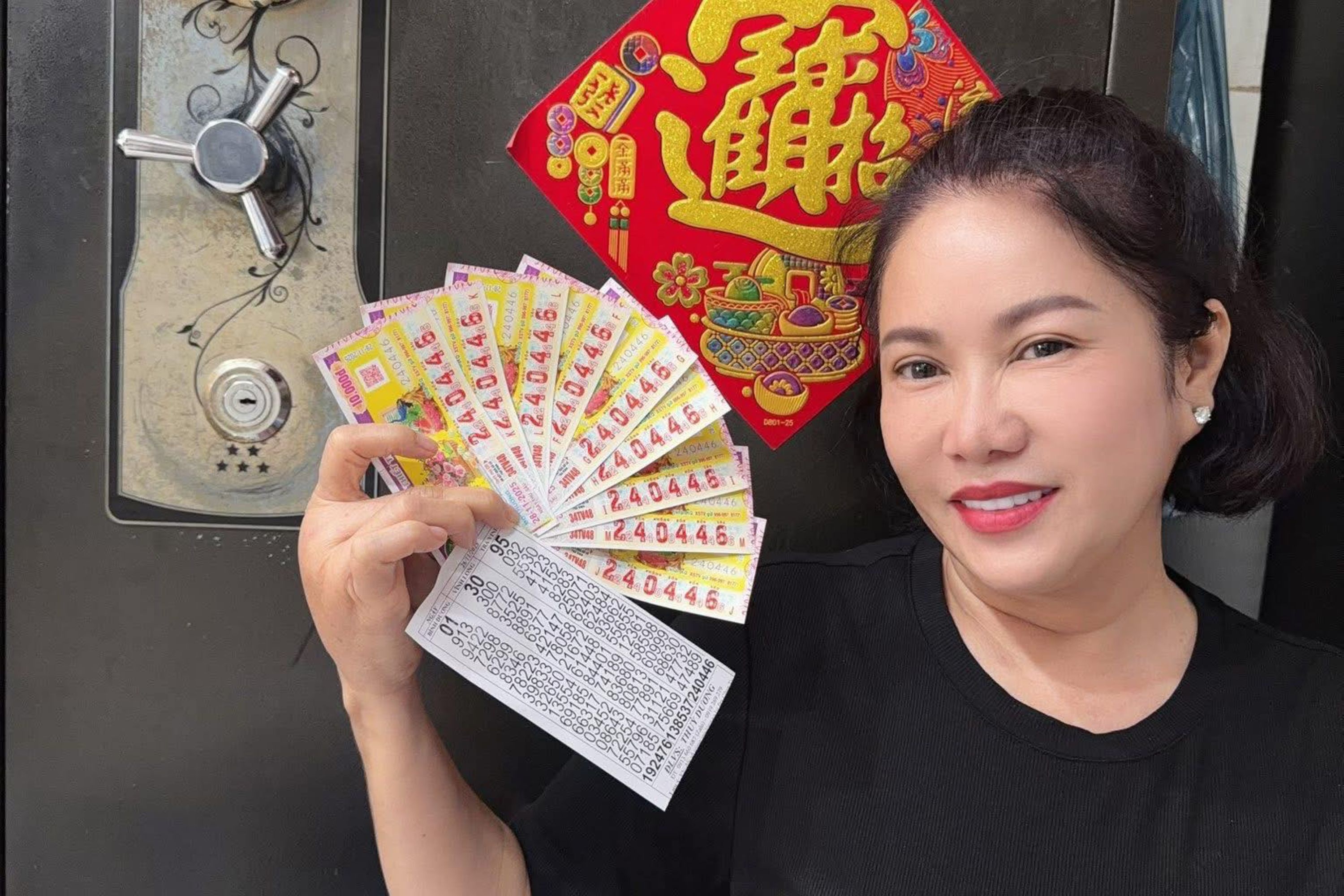 Trung so 18 ty, nguoi dan ong TP.HCM gui 100 trieu mua gao tu thien hinh anh