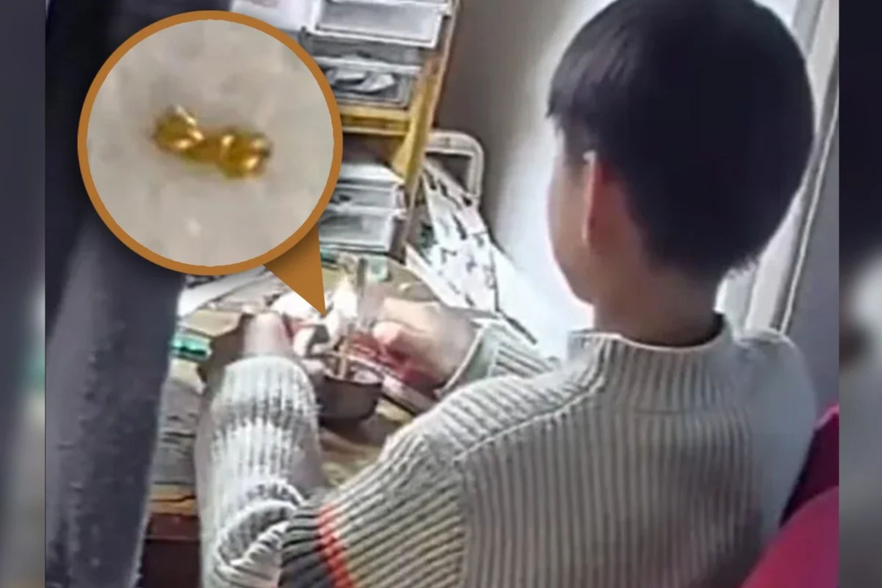 Be trai Trung Quoc can nat day chuyen vang cua me tang ban cung lop hinh anh