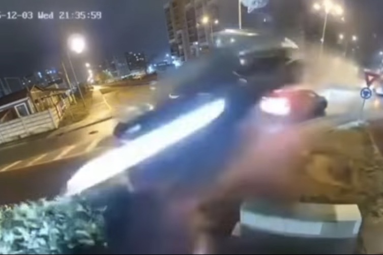 Canh oto 'bay' veo len troi gay xon xao hinh anh