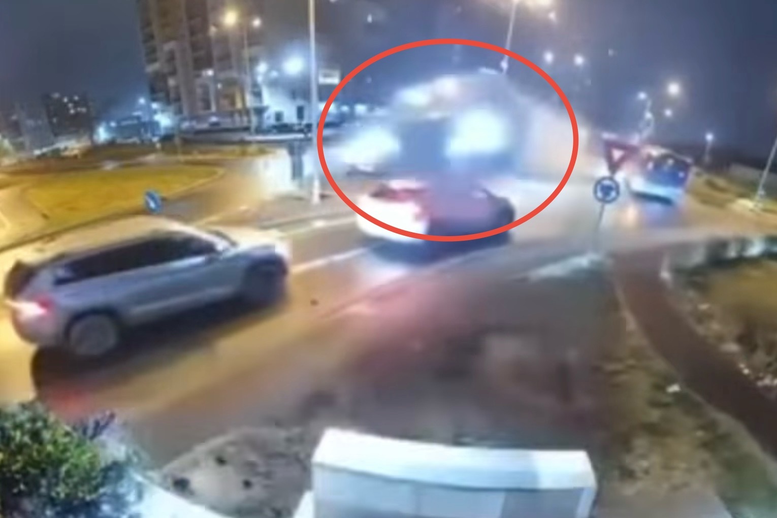 Canh oto 'bay' veo len troi gay xon xao hinh anh