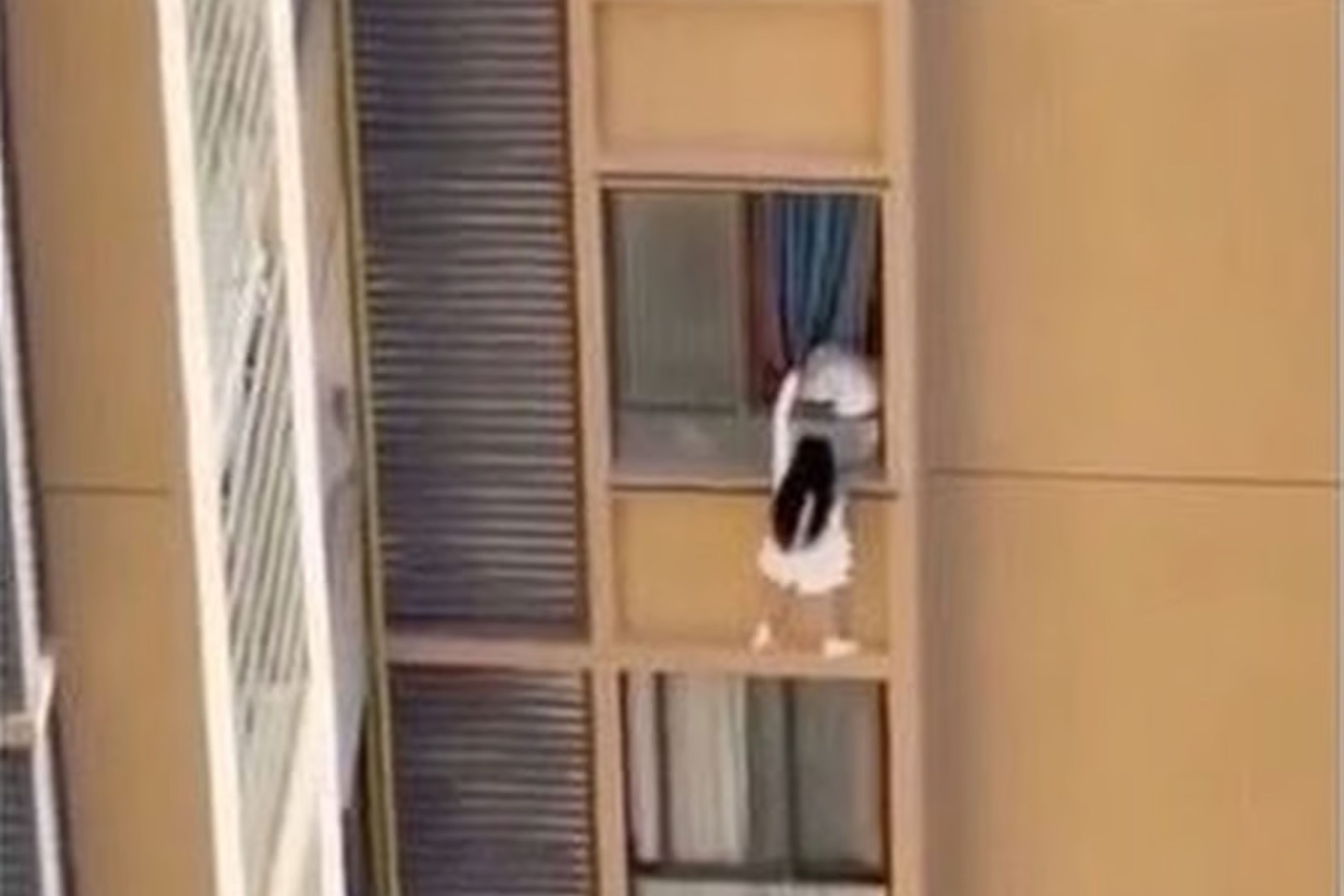 Co gai treo tuong chung cu de tron vo tinh nhan gay soc o Trung Quoc hinh anh