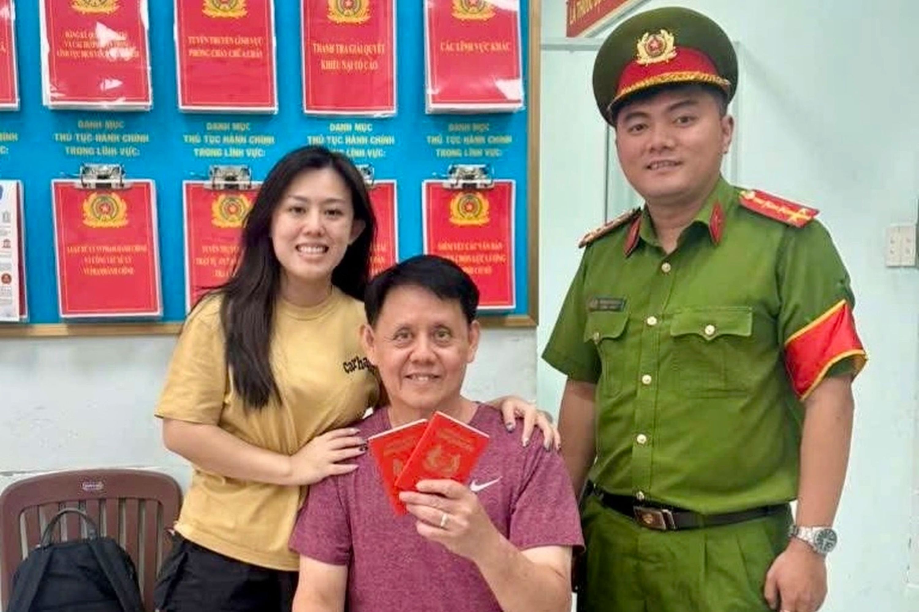 Cong an TP.HCM tim thay nguoi cha Singapore di lac vao ngay sinh nhat hinh anh