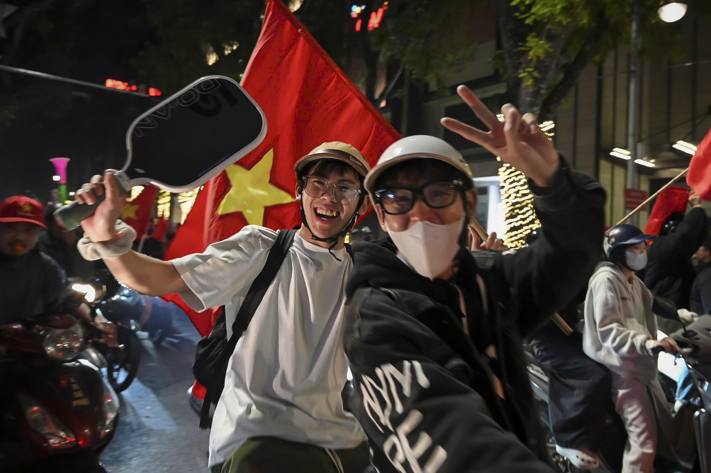 Nguoi dan 'di bao' khi U22 Viet Nam gianh HCV SEA Games hinh anh