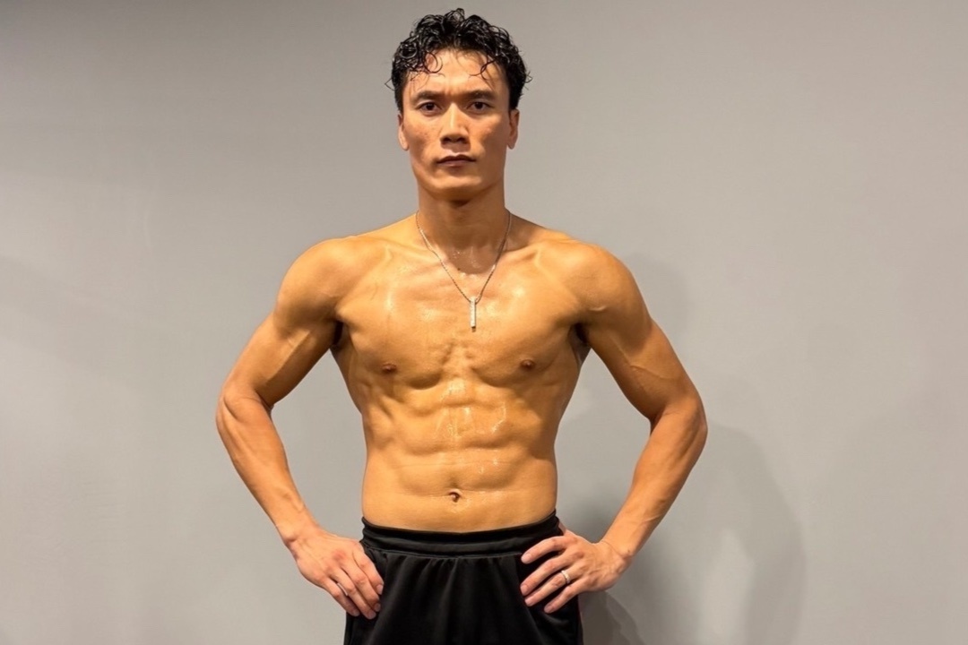 Bui Tien Dung khoe co bung 6 mui, con trai khen bo 'dep hon Ronaldo' hinh anh