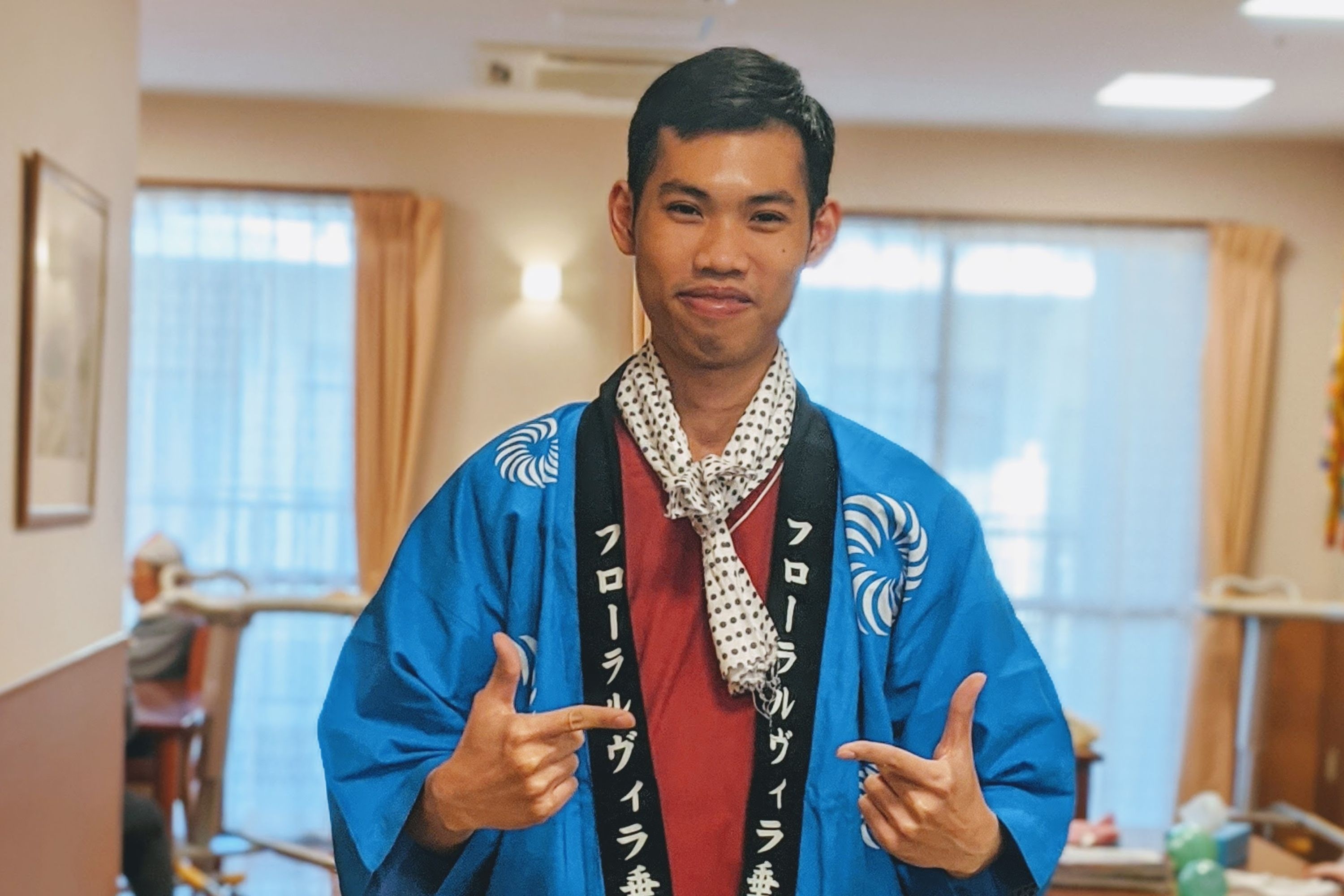 9X Viet lam viec luong cao o Nhat nhung ho ra la bi cao cau, tum toc hinh anh