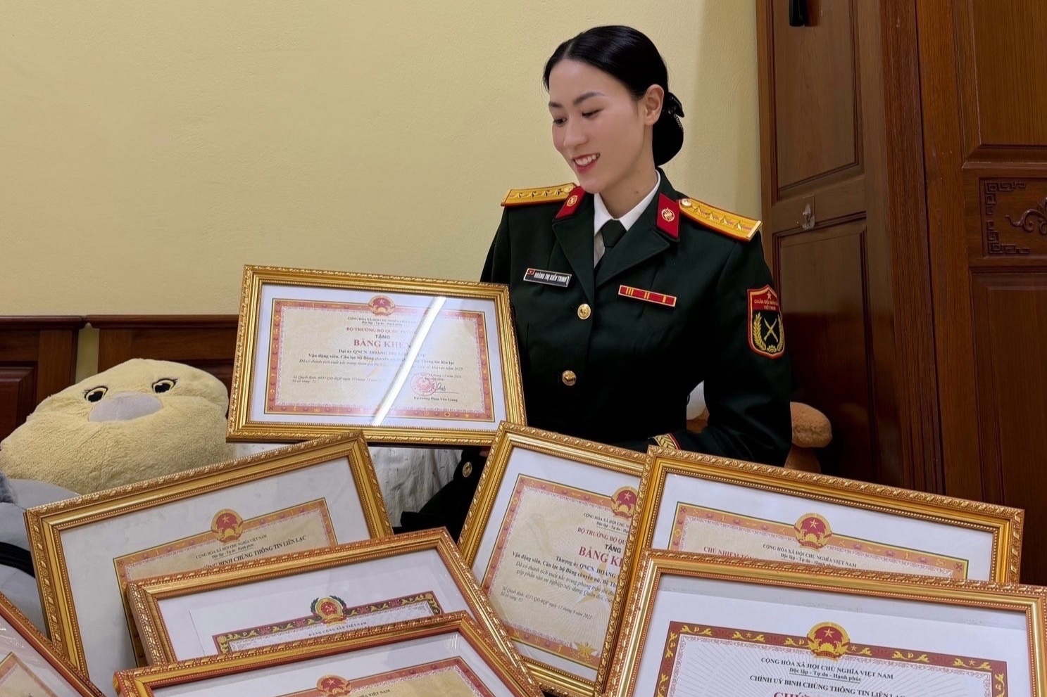 Man 'flex' gay sot cua hoa khoi bong chuyen mang ham Dai uy hinh anh