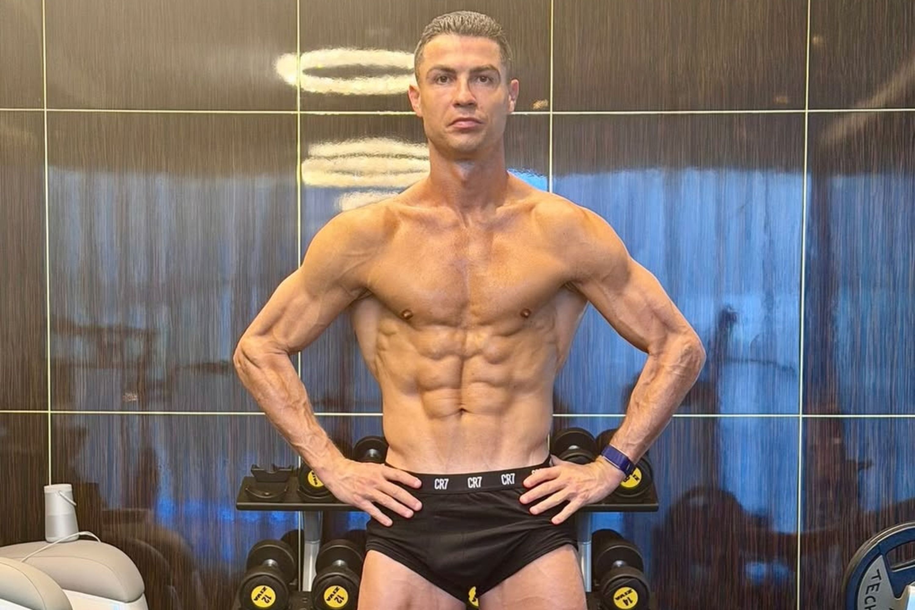 Ronaldo lam gi de co body 'net nhu tac tuong' o tuoi 40? hinh anh