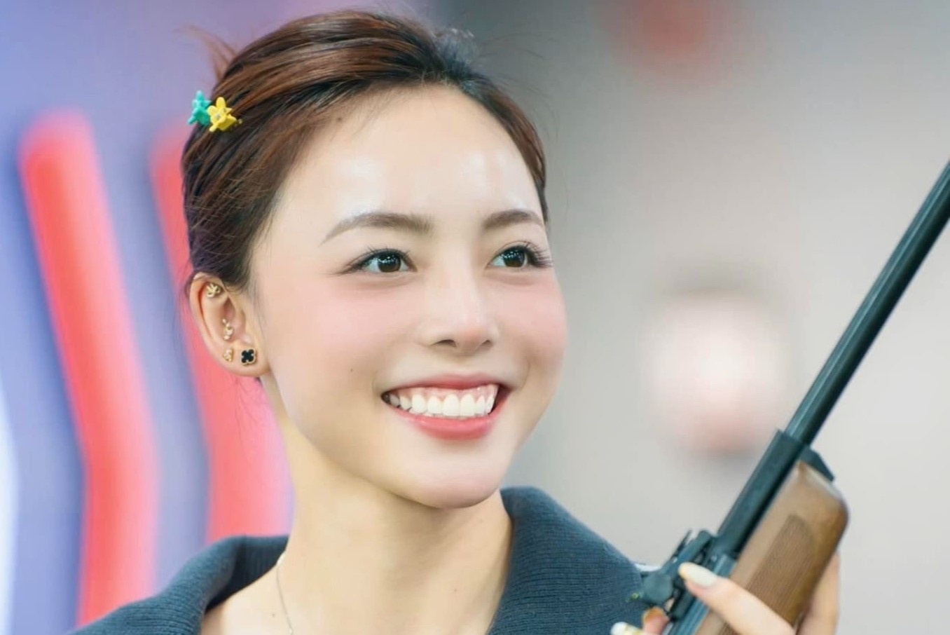 Hoa khoi ban sung phu nhan viec 'cam sung' ban trai xa thu hinh anh