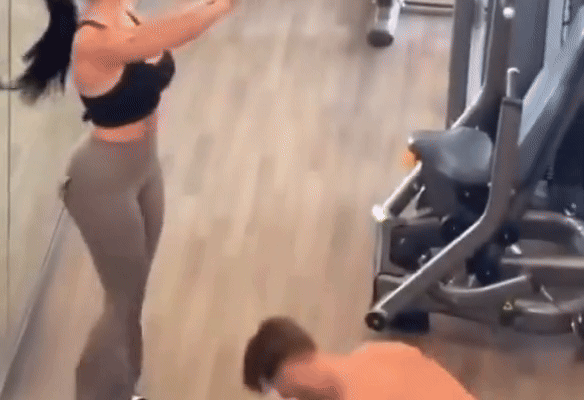 Clip co gai nhay cang len khi duoc cau hon o phong gym gay phan no hinh anh