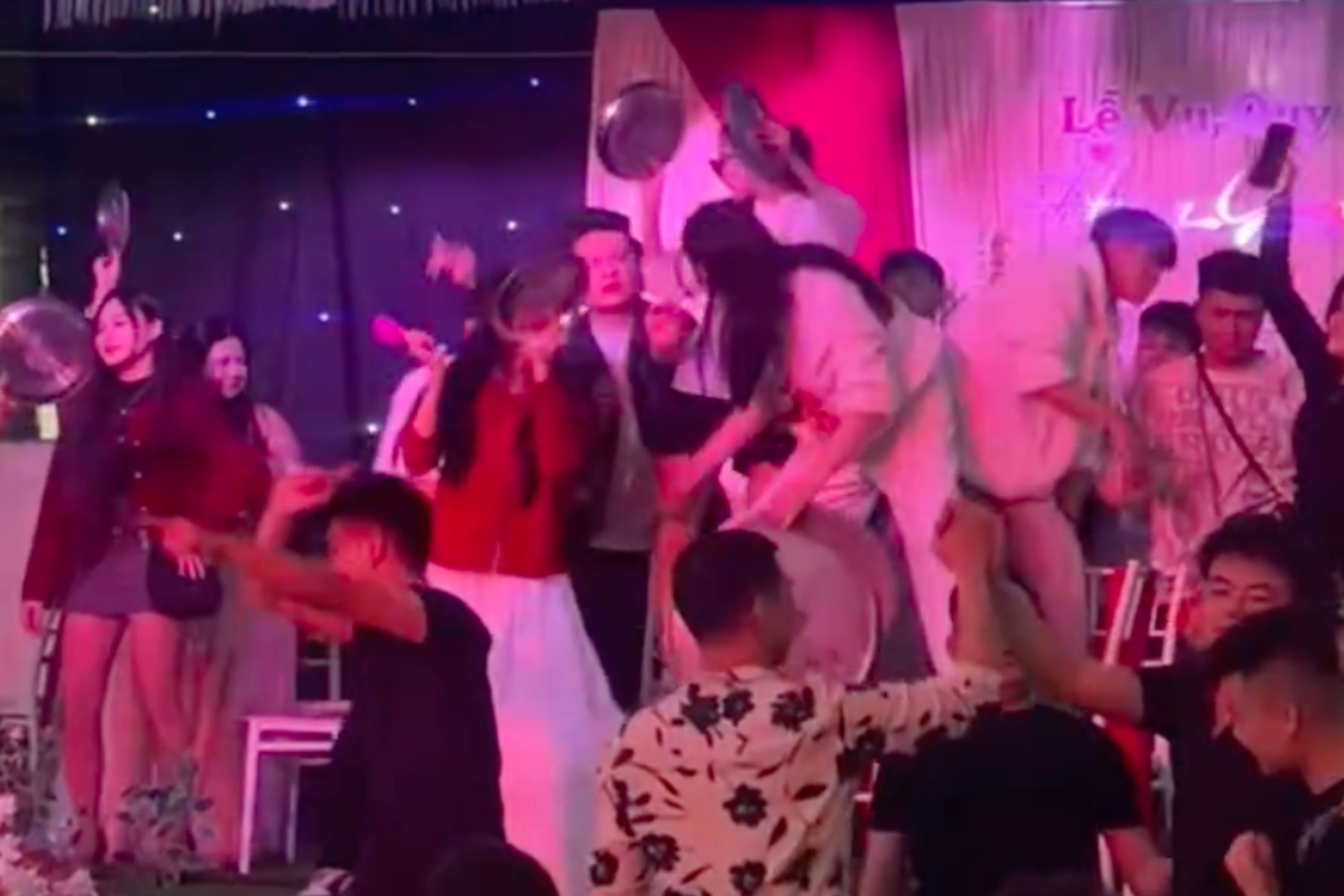 Co dau Ha Noi moi cuoi online, 60 'khach nha mang' den chung vui hinh anh