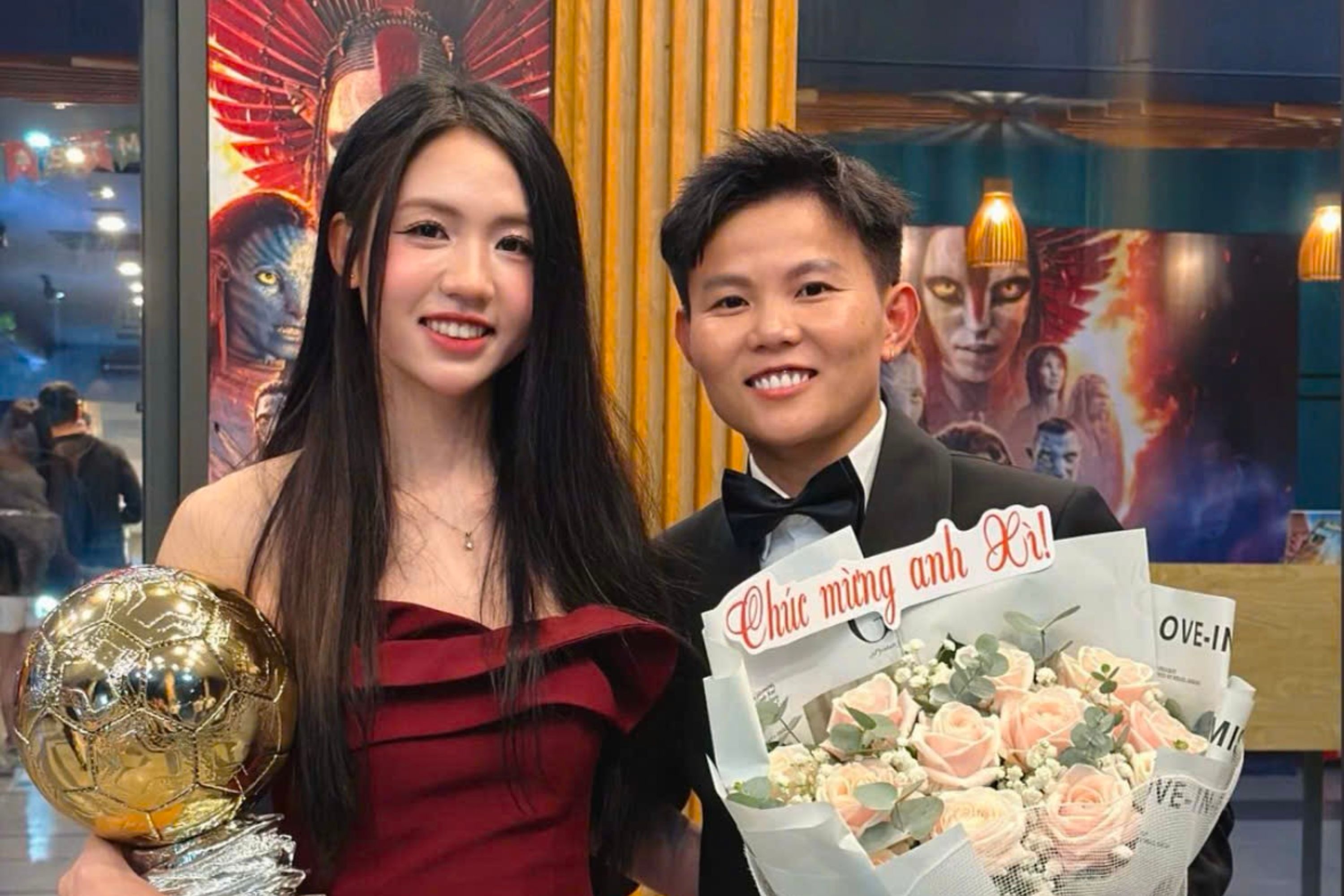 Hot girl bong da Tran Thi Duyen om QBV, chuc mung 'ban yeu' Bich Thuy hinh anh