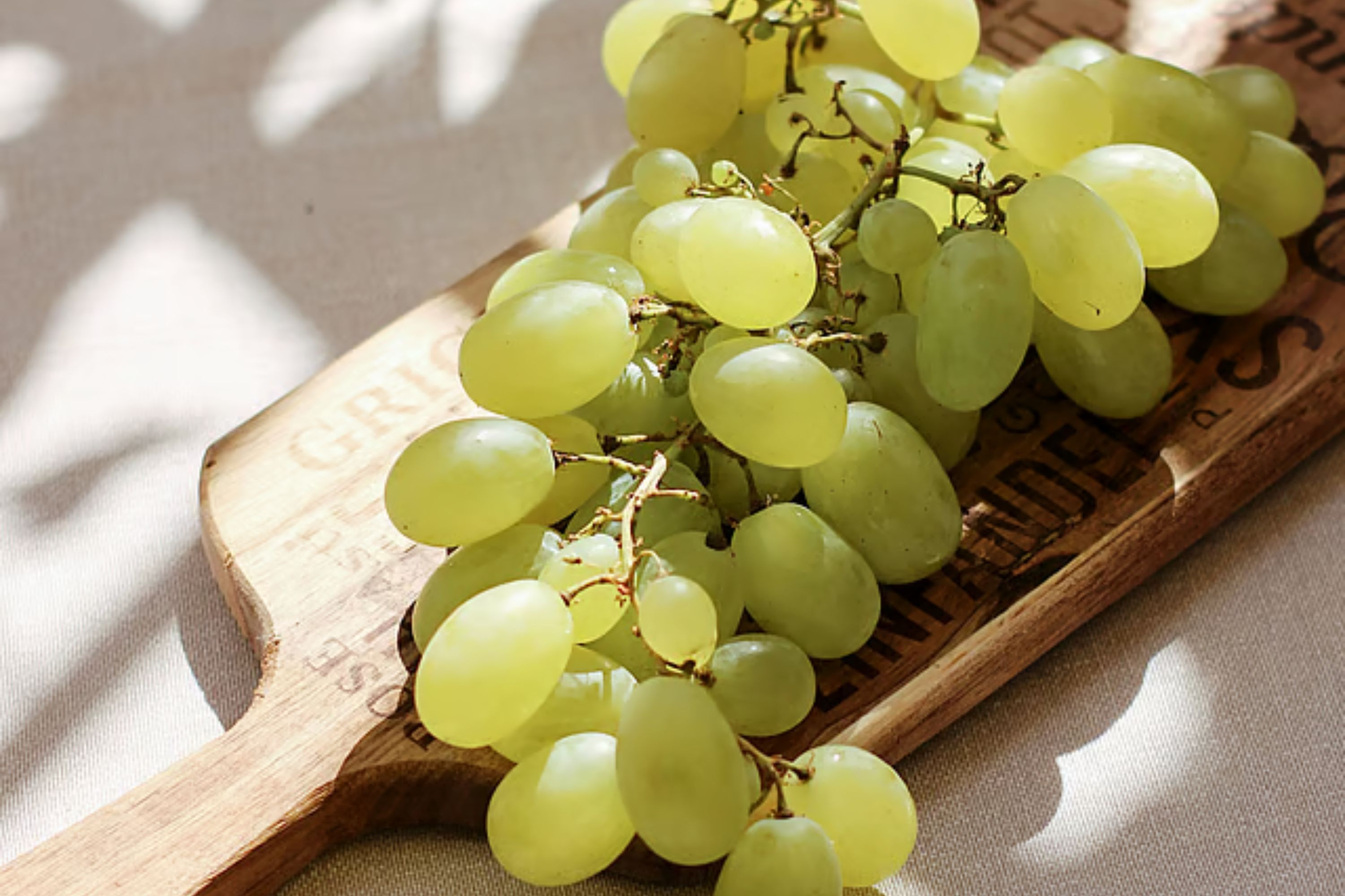 Vi sao an 12 qua nho vao dem giao thua Tet Duong lich? hinh anh