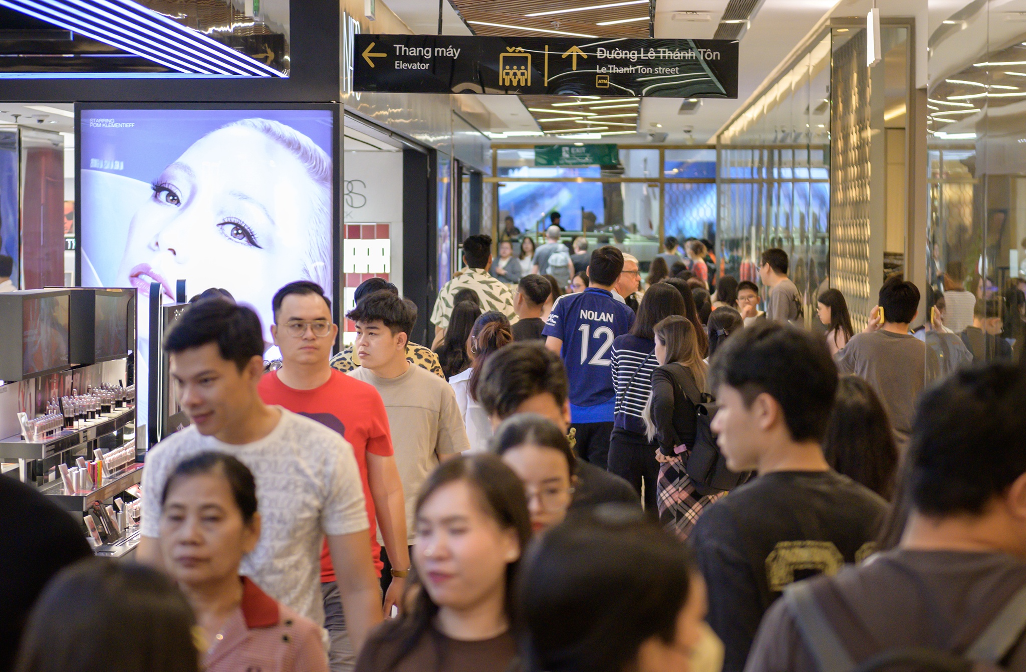 'Bien nguoi' mua sam, an uong o cac TTTM tai TP.HCM dip dau nam hinh anh