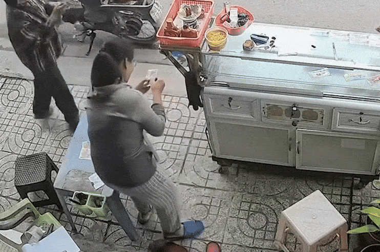 Mua 4 to ve cao cuoi cung, nguoi phu nu ban ve so dao trung 1 ty dong hinh anh