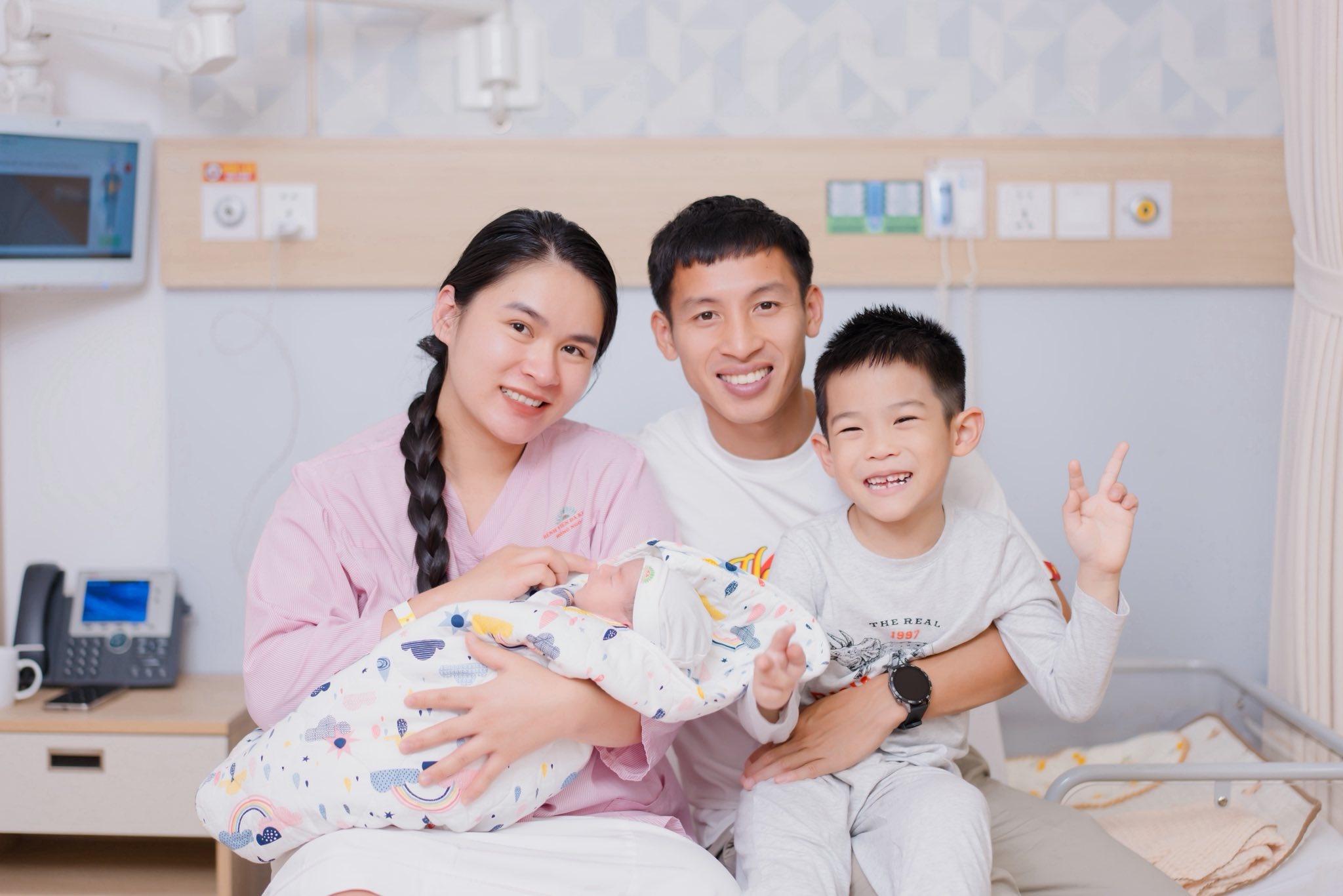 Hùng Dũng đón con gái ảnh 1 Hung Dung don con gai anh 1