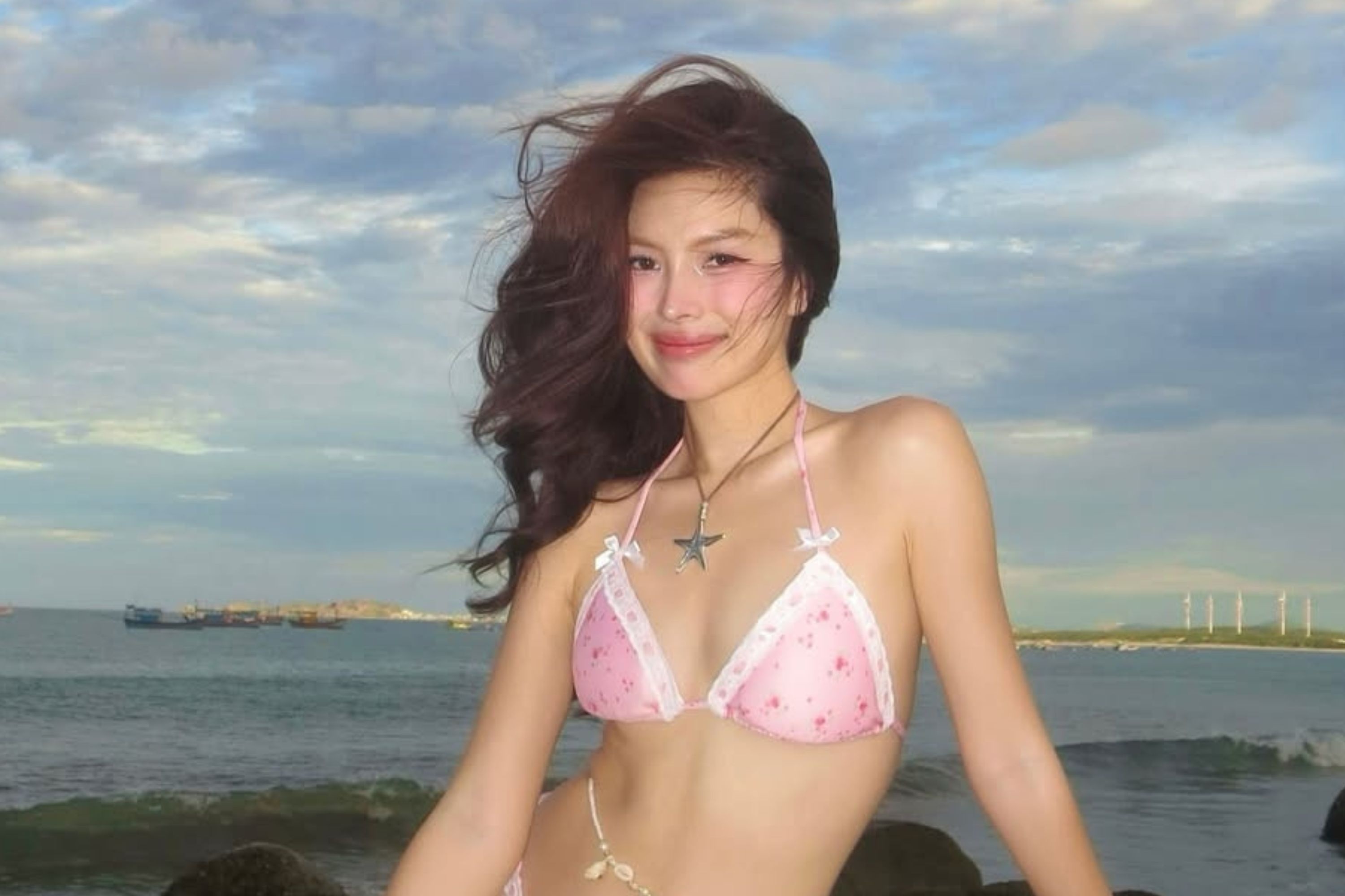 Hot girl TP.HCM ky niem 7 nam yeu voi cuu tuyen thu U23 hinh anh