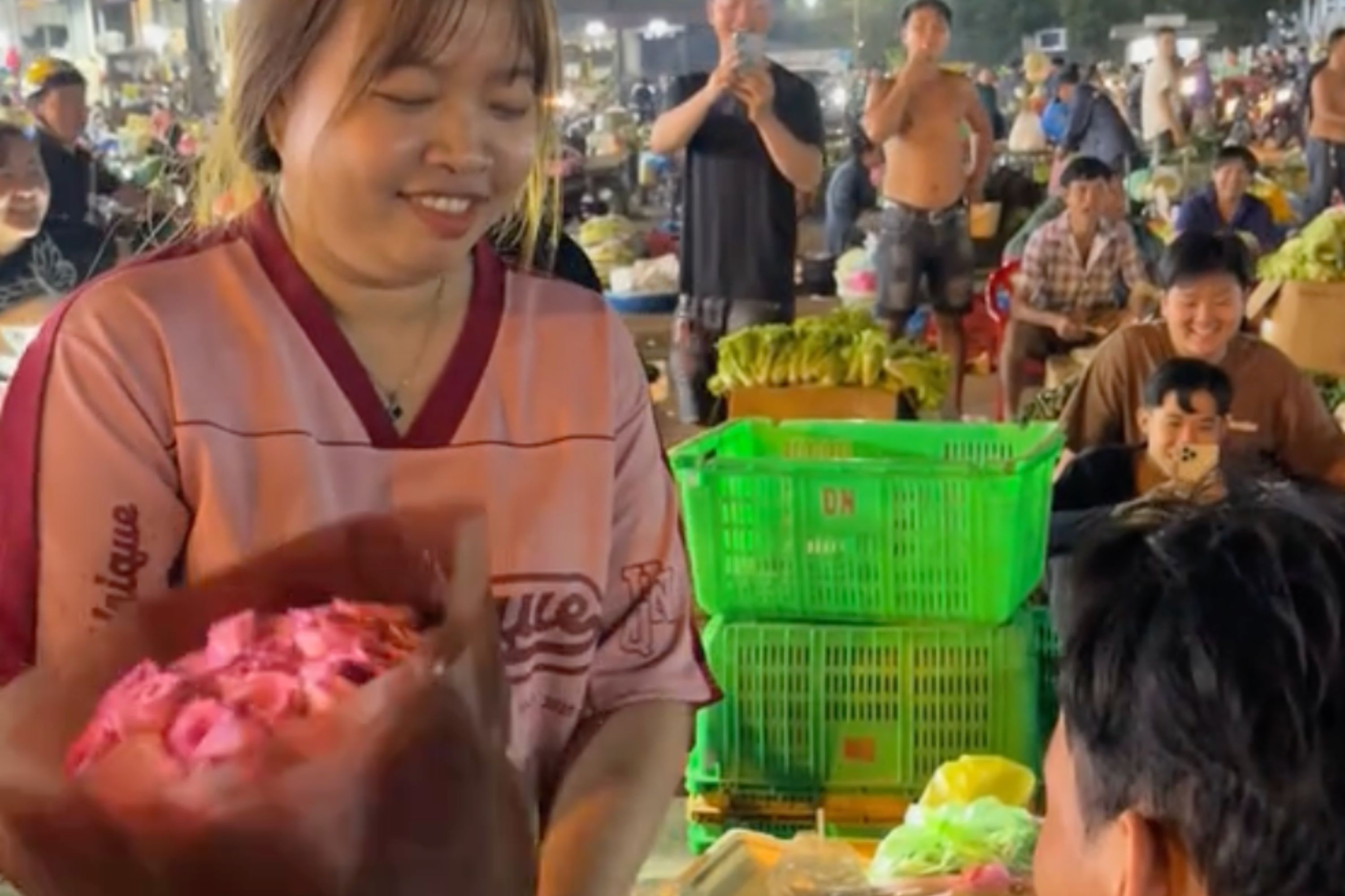 Man cau hon rang sang o cho TP.HCM gay sot tren mang xa hoi hinh anh